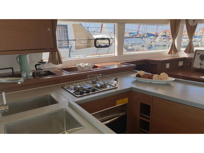 Book yachts online - catamaran - Lagoon 450  Flybridge - Lagoon 450F Airco &amp; Generator  - rent
