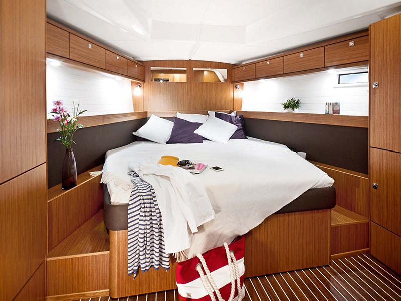 Book yachts online - sailboat - Bavaria Cruiser 46 - ZOE - rent