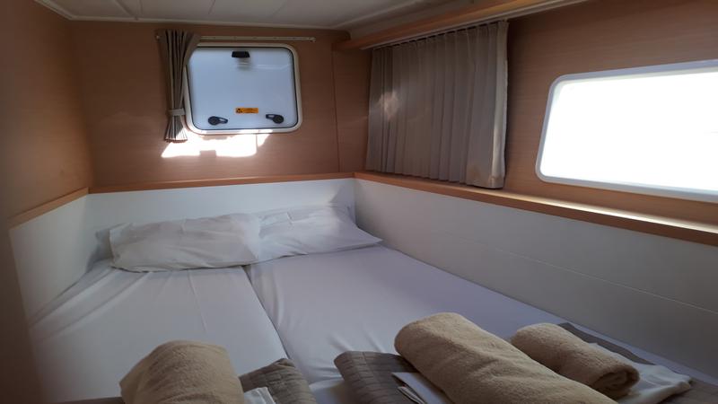 Book yachts online - catamaran - Lagoon 400 S2 - Pasiphae - rent