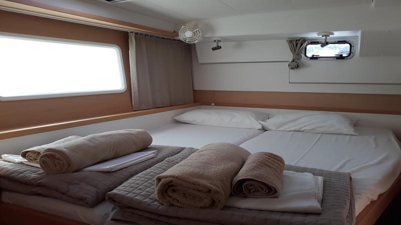 Book yachts online - catamaran - Lagoon 400 S2 - Pasiphae - rent