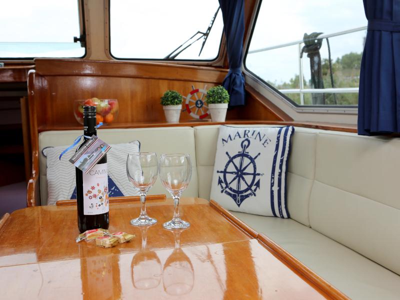 Book yachts online - motorboat - Pedro Solano 33 - Callisto - rent