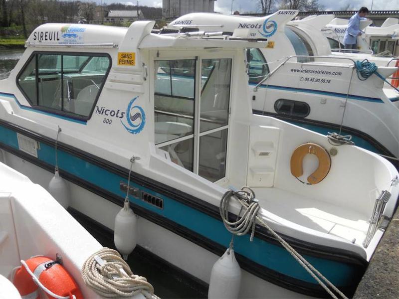 Book yachts online - motorboat - Sedan 800 - SIREUIL FR - rent