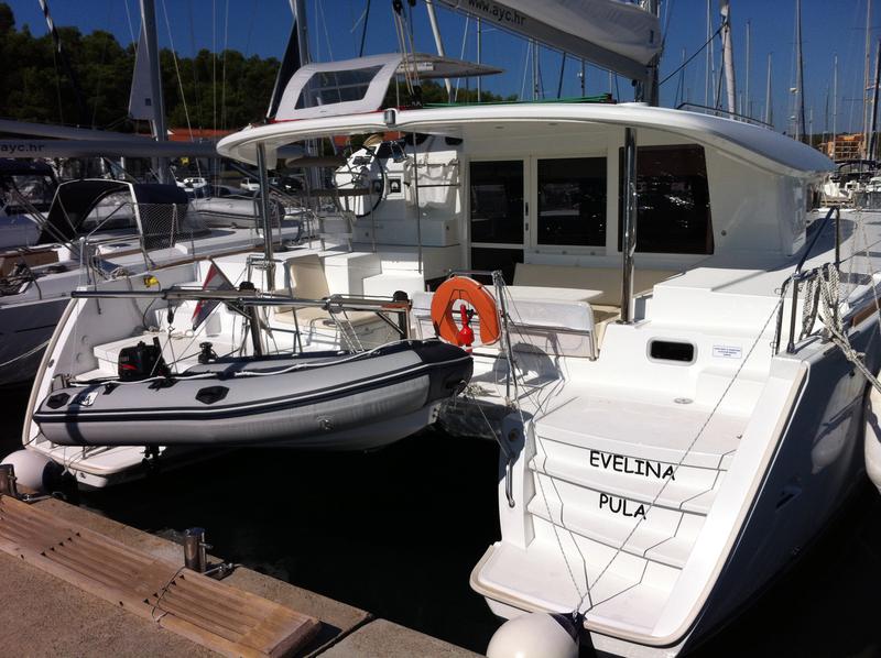 Book yachts online - catamaran - Lagoon 400 S2 - Evelina - rent