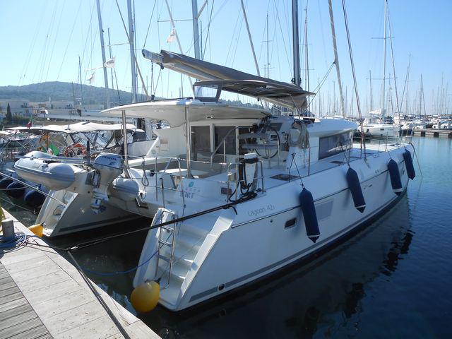 Book yachts online - catamaran - Lagoon 421 - Iryn - rent