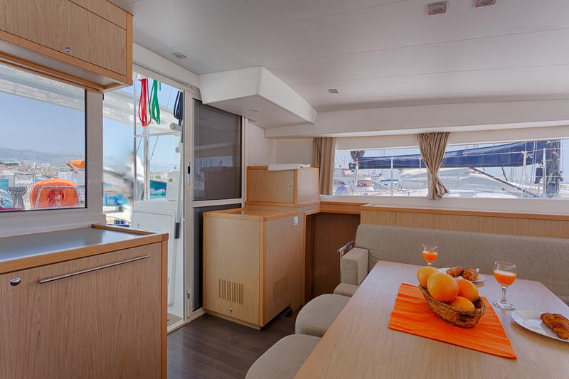 Book yachts online - catamaran - Lagoon 400 S2 - SUNSHINE - rent