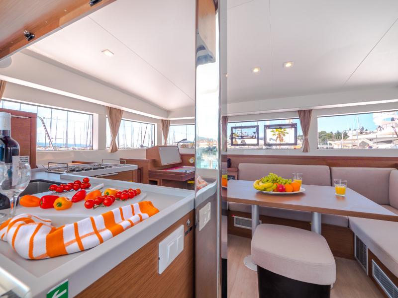 Book yachts online - catamaran - Lagoon 40 - BLUE EYES  - rent