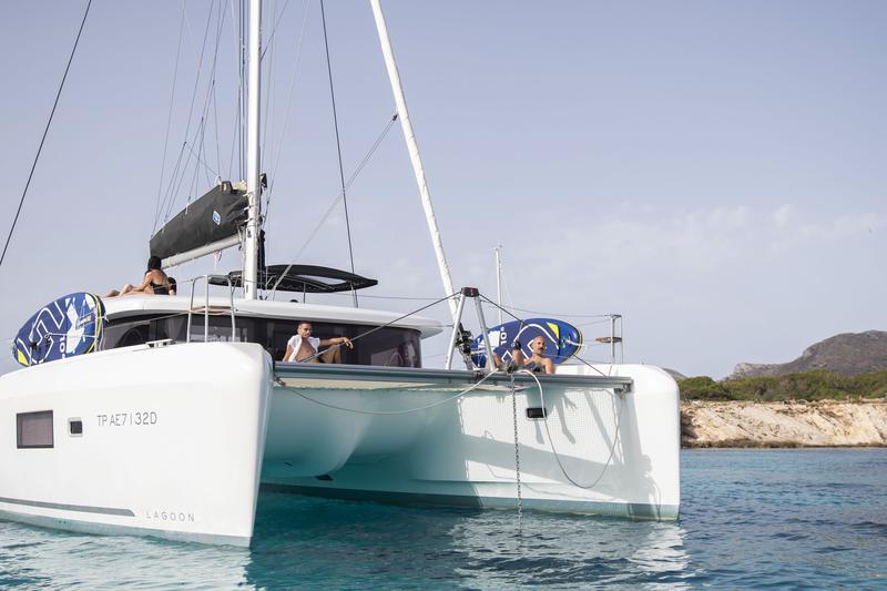 Book yachts online - catamaran - Lagoon 42 - NADIR - rent