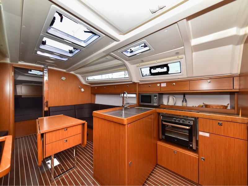 Book yachts online - sailboat - Bavaria 37 - Viviana - rent