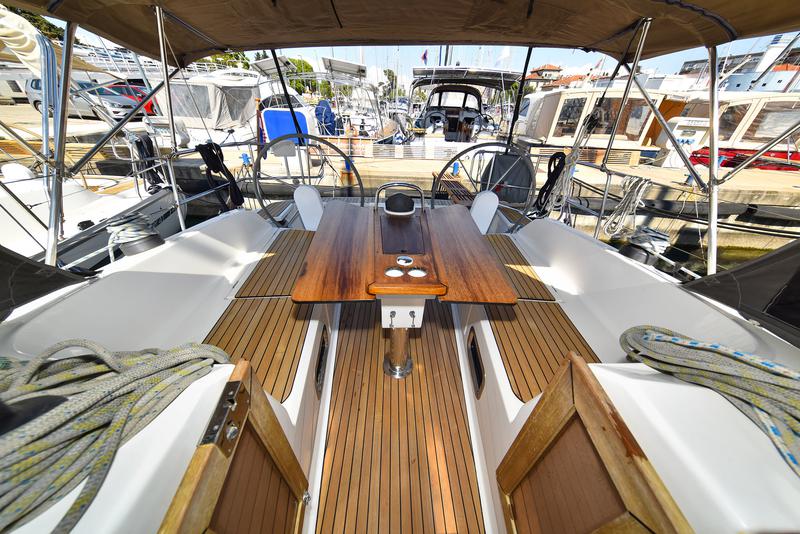 Book yachts online - sailboat - Bavaria 37 - Viviana - rent