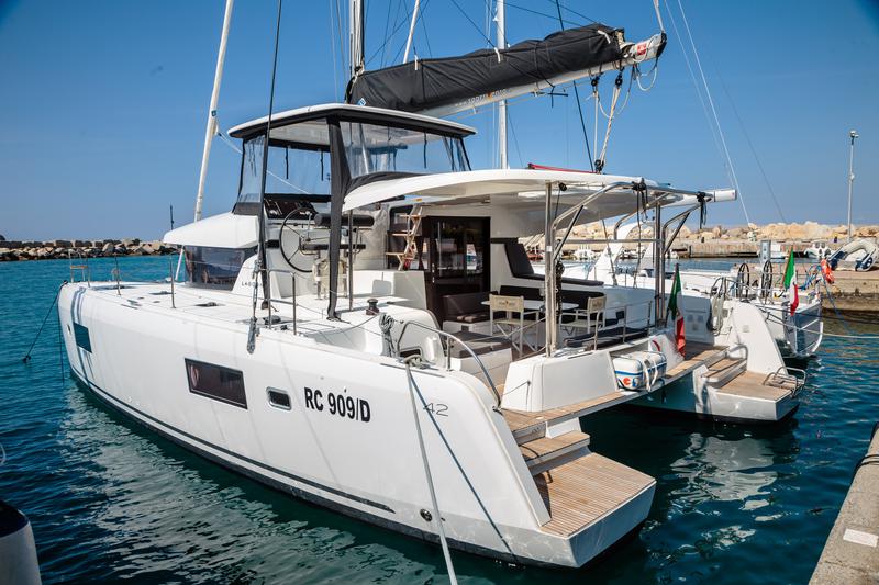 Book yachts online - catamaran - Lagoon 42* - La Fenice - Comfort line - rent