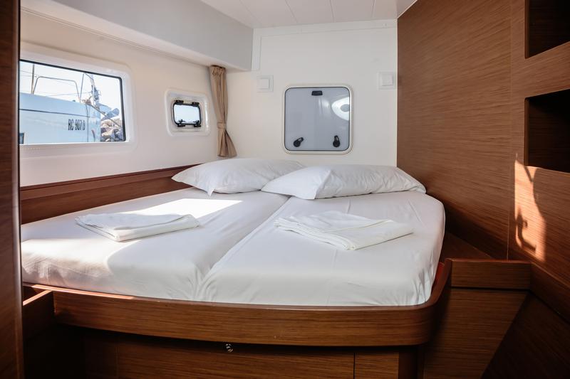 Book yachts online - catamaran - Lagoon 42 - Cappero - Comfort line - rent