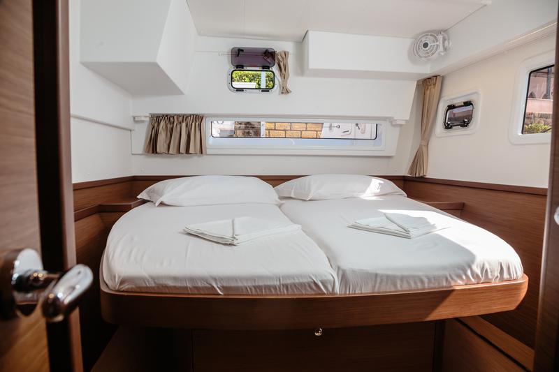 Book yachts online - catamaran - Lagoon 42 - Cappero - Comfort line - rent