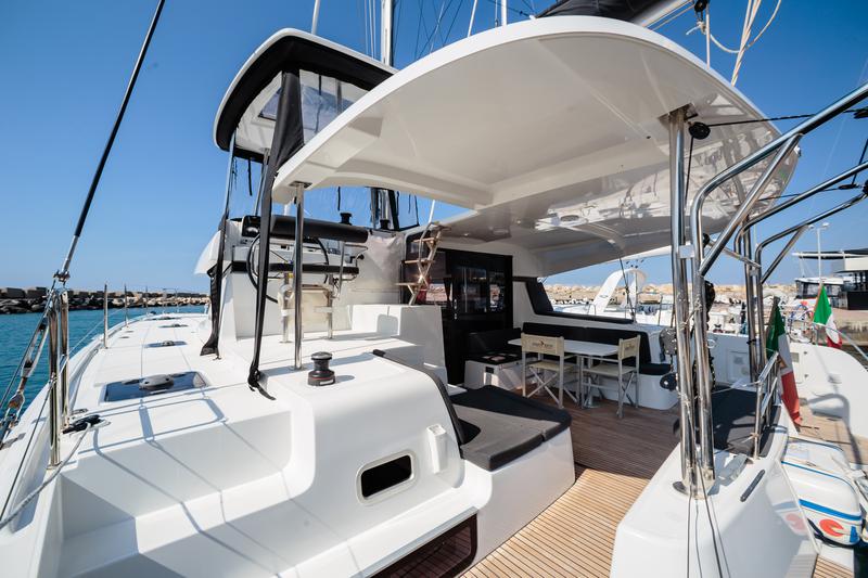 Book yachts online - catamaran - Lagoon 42 - Emozione - Premium line - rent