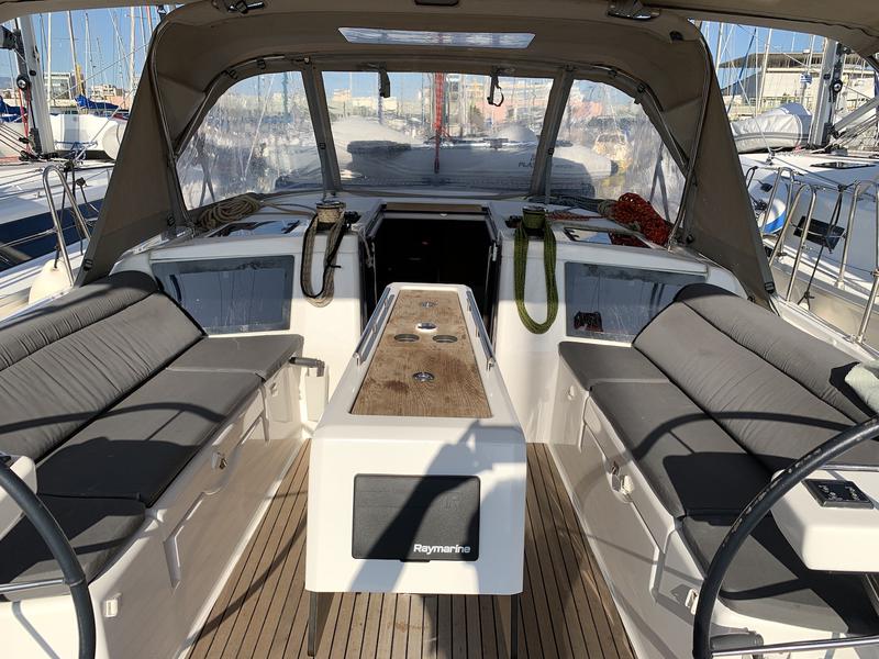 Book yachts online - sailboat - Dufour 390 Grand Large - Barracuda - rent