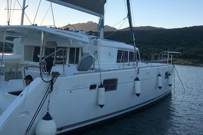 Book yachts online - catamaran - Lagoon 450  Fly (A/C-Generator-Watermaker-SolarPanel) - Corona Borealis - rent