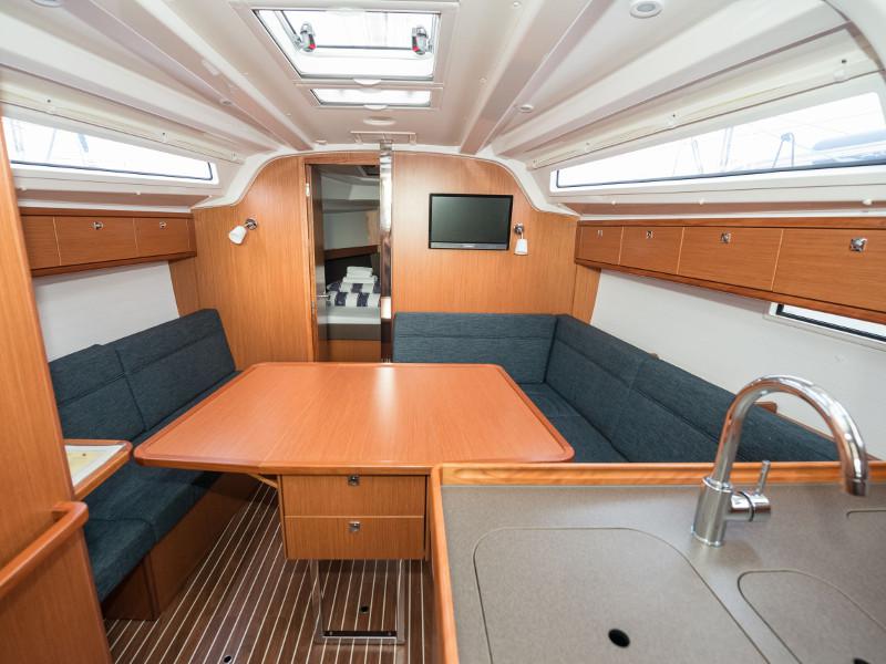 Book yachts online - sailboat - Bavaria Cruiser 37 - Rea - rent