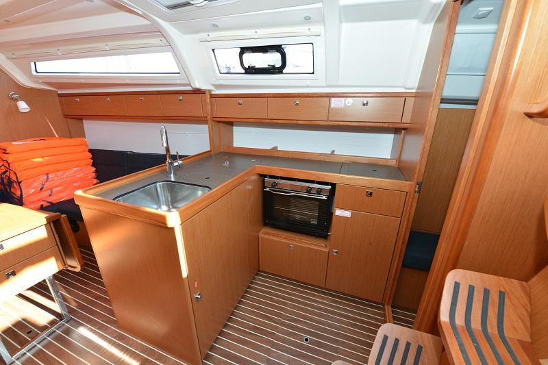 Book yachts online - sailboat - Bavaria Cruiser 37 - Eneja - rent