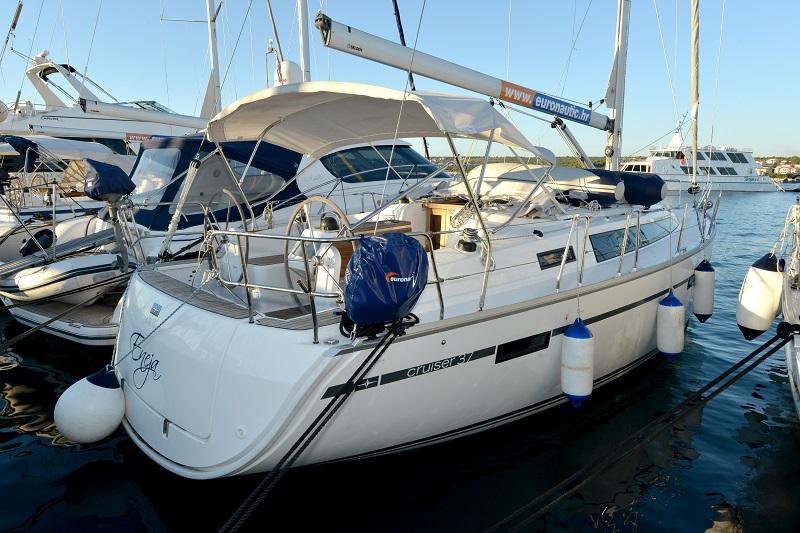 Book yachts online - sailboat - Bavaria Cruiser 37 - Eneja - rent