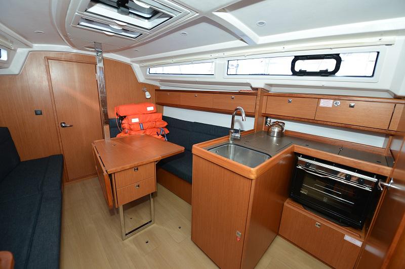 Book yachts online - sailboat - Bavaria Cruiser 33 - Karlo - rent