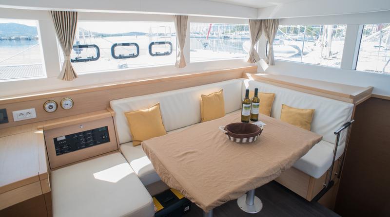 Book yachts online - catamaran - Lagoon 39 - EXPLORER - rent