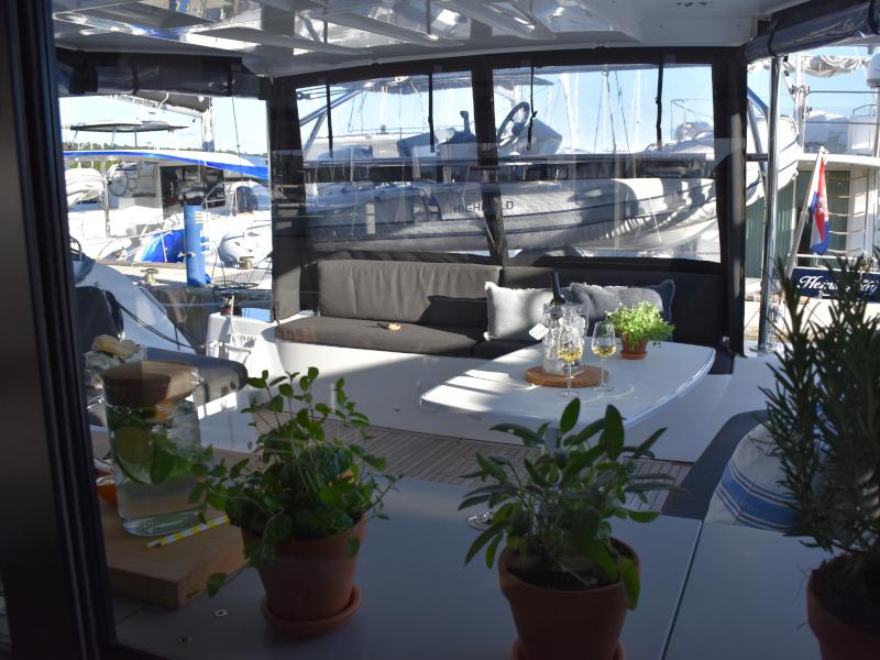 Book yachts online - catamaran - Lagoon 46 - NOTORIOUS - rent