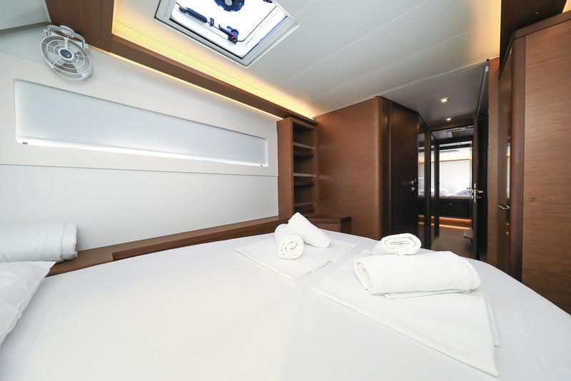 Book yachts online - catamaran - Lagoon 46 - MIDLIFE CRISIS - rent