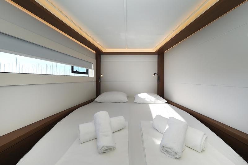 Book yachts online - catamaran - Lagoon 46 - MIDLIFE CRISIS - rent