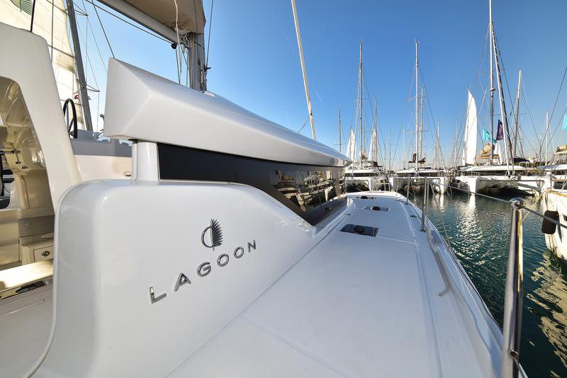 Book yachts online - catamaran - Lagoon 46 - MIDLIFE CRISIS - rent