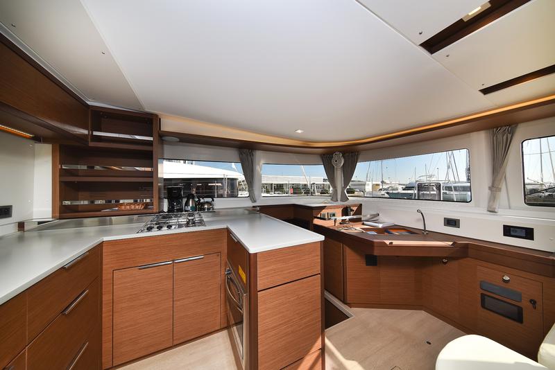 Book yachts online - catamaran - Lagoon 46 - MAJESTIC - rent