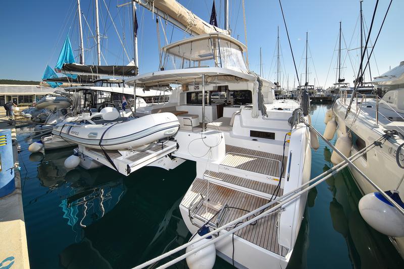 Book yachts online - catamaran - Lagoon 46 - MAJESTIC - rent