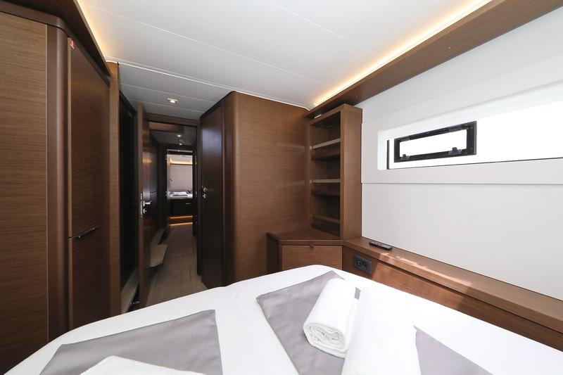 Book yachts online - catamaran - Lagoon 46 - WHITE PEARL - rent