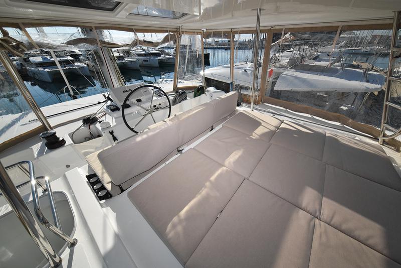 Book yachts online - catamaran - Lagoon 50 - SHADOW - rent