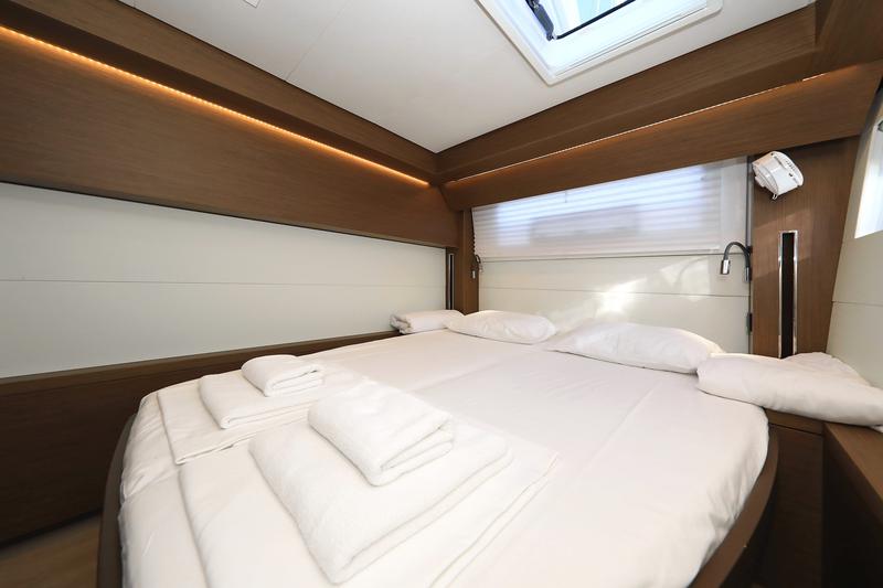 Book yachts online - catamaran - Lagoon 50 - SHADOW - rent