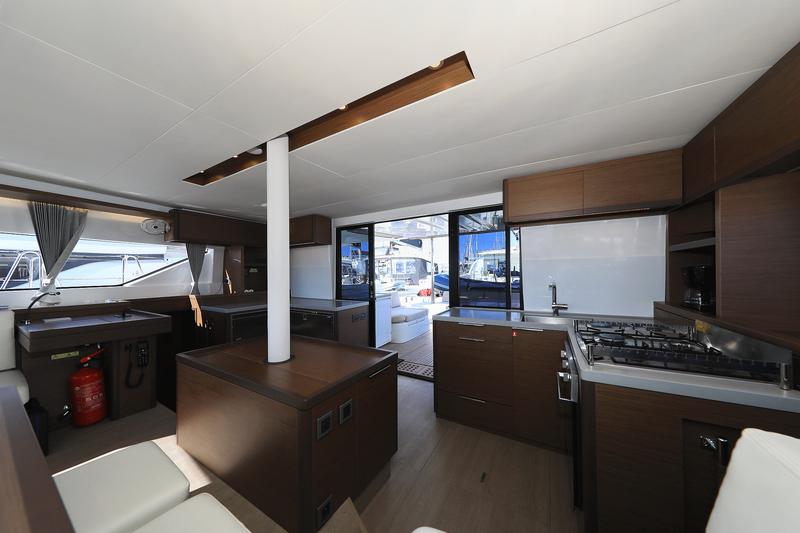 Book yachts online - catamaran - Lagoon 50 - SHADOW - rent