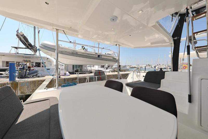 Book yachts online - catamaran - Lagoon 42 - ROYAL SALUTE - rent