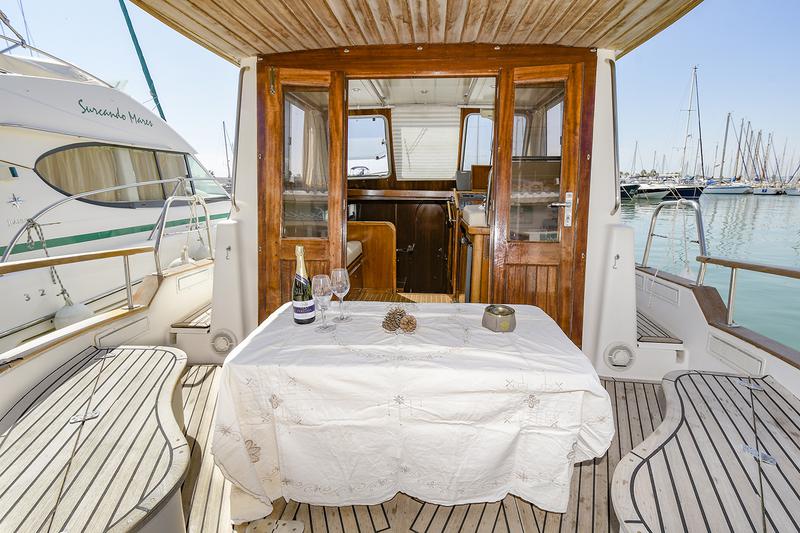 Book yachts online - motorboat - Menorquina Yacht 100 - Mar de Coral - rent