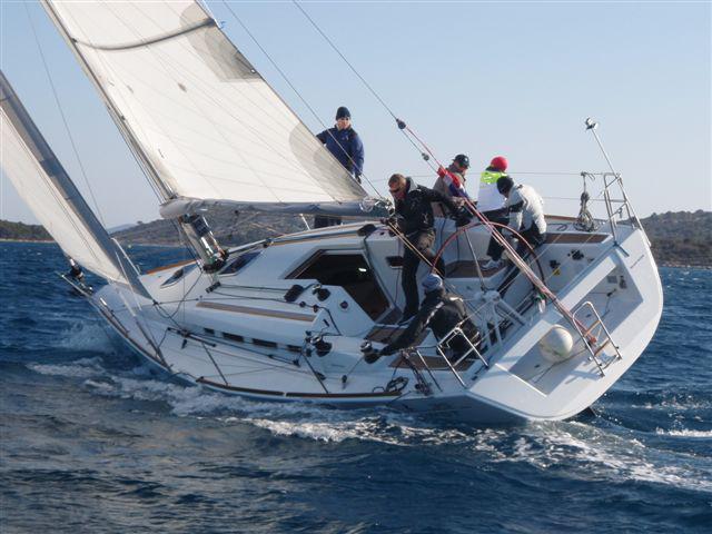 Book yachts online - sailboat - First 35 - Leo - rent