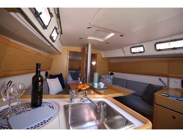Book yachts online - sailboat - First 35 - Capricorn - rent