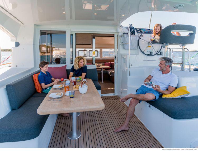 Book yachts online - catamaran - Lagoon 40 - SMILE - rent