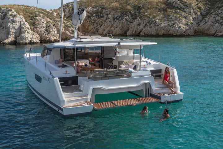 Book yachts online - catamaran - Astréa 42 - OCEAN RUNNER - rent