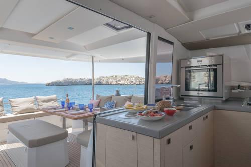 Book yachts online - catamaran - Astréa 42 - CRAZY DIAMOND - rent