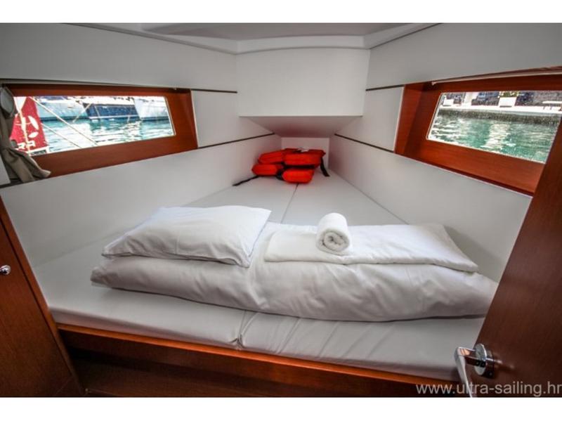 Book yachts online - sailboat - Oceanis 35 - MALA LUNA - rent