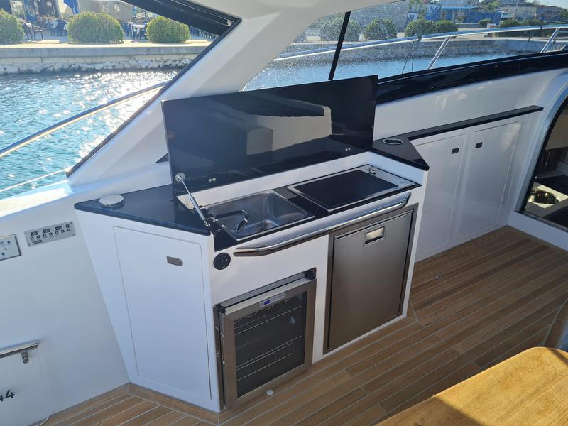 Book yachts online - motorboat - Focus Power 44 Hard Top - Boha - rent