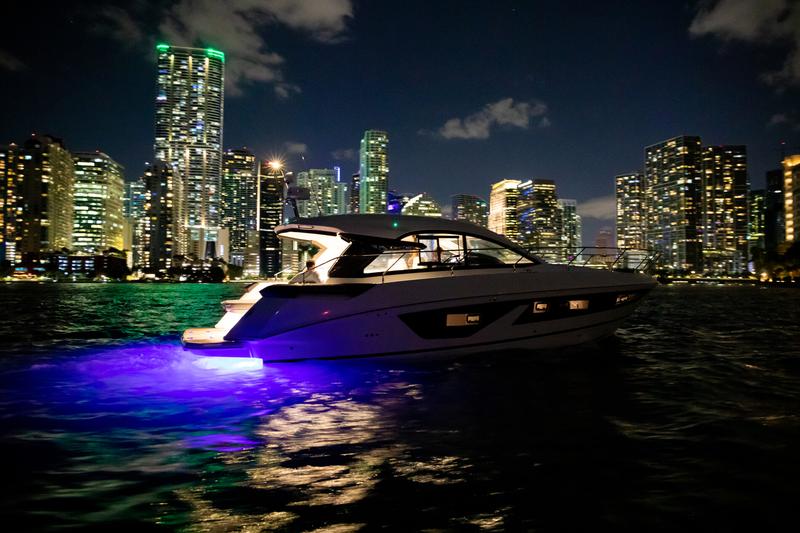 Book yachts online - motorboat - Gran Turismo 41 - MIAMI VICE - rent