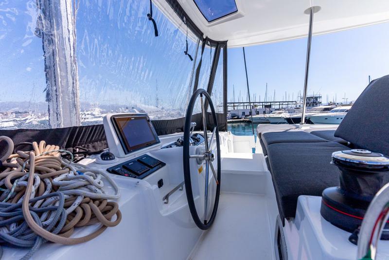 Book yachts online - catamaran - Lagoon 46 - QUEEN NIKA - rent