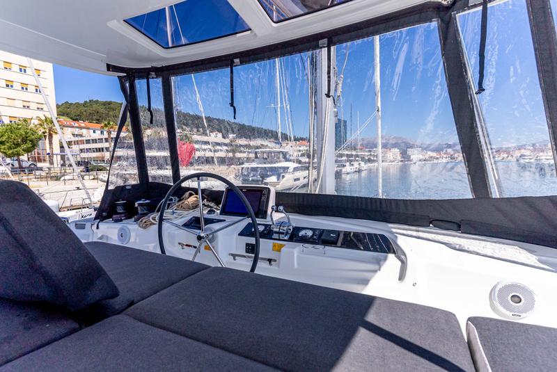 Book yachts online - catamaran - Lagoon 46 - QUEEN NIKA - rent