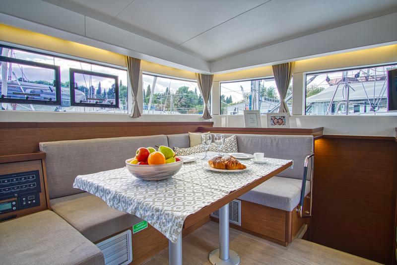 Book yachts online - catamaran - Lagoon 40 - LIQUID SPIRIT - rent