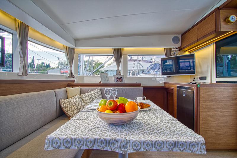 Book yachts online - catamaran - Lagoon 40 - LIQUID SPIRIT - rent
