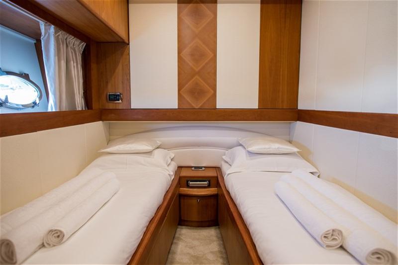 Book yachts online - motorboat - Aicon 56 S Fly - Senza Parole - rent