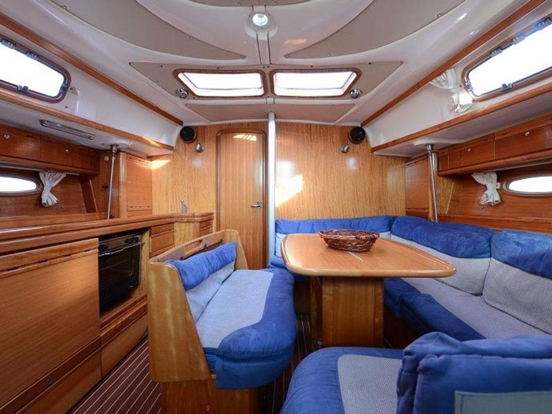 Book yachts online - sailboat - Bavaria 39 Cruiser - LOLA - rent